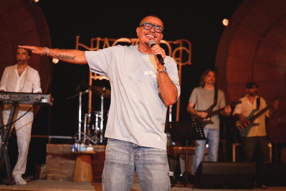 عمرو دياب يشعل الساحل الشمالي بألبومه الجديد