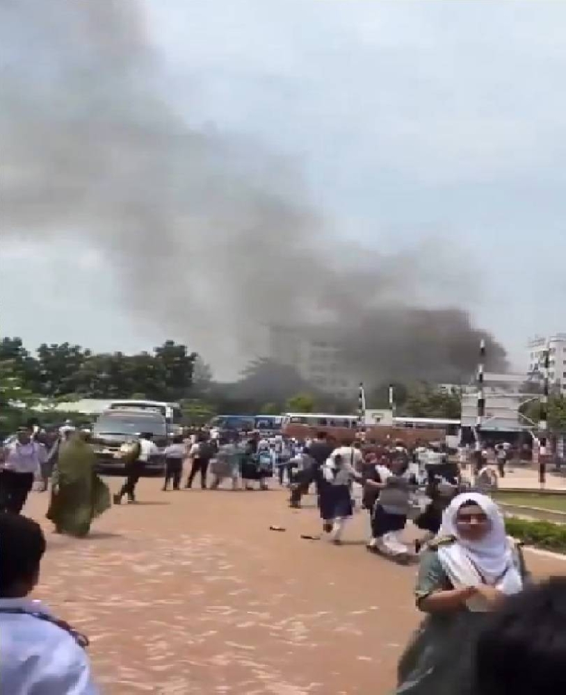تحطم طائرة تدريب في دكا يودي بحياة 19 بنغاليًا