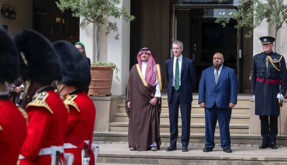 لقاء الأمير عبدالعزيز بن سعود مع وزير الأمن البريطاني