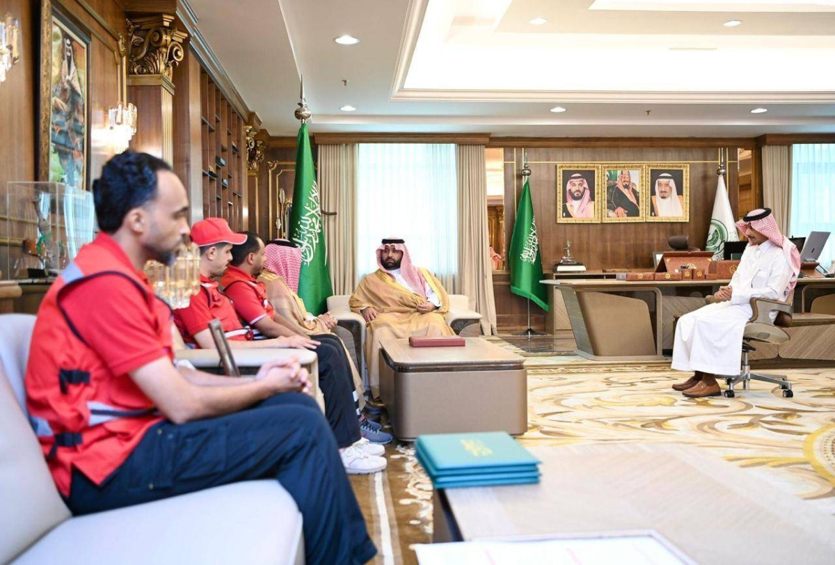 أمير جازان يبحث تطوير خدمات الهلال الأحمر بالمنطقة