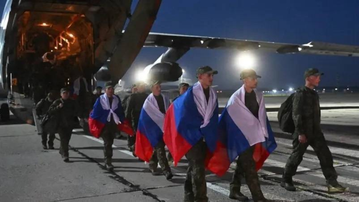 تصاعد الهجمات بين روسيا وأوكرانيا ووصول أسرى لموسكو