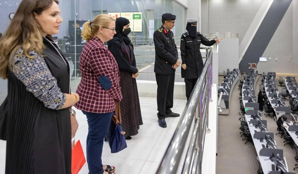 مستشارة كندا تستعرض تقنيات مركز 911 الأمني بالرياض
