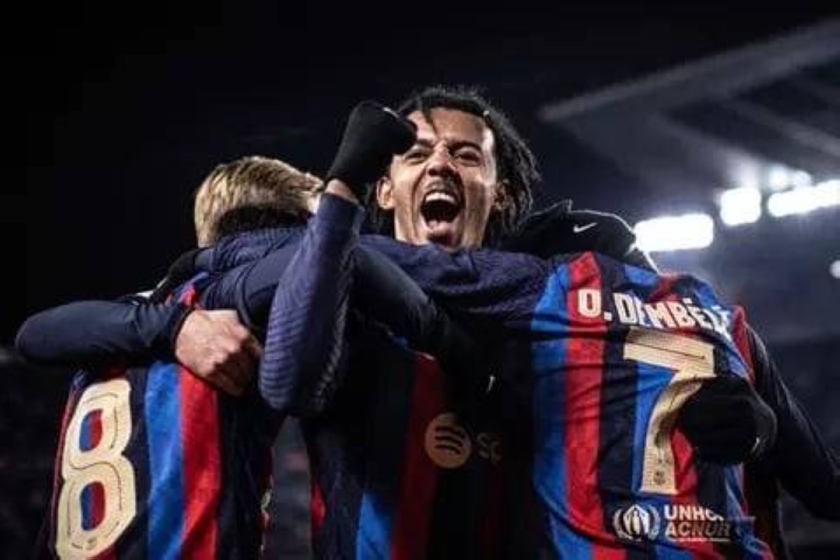 كوندي يمدد عقده مع برشلونة ويرفض الإغراءات