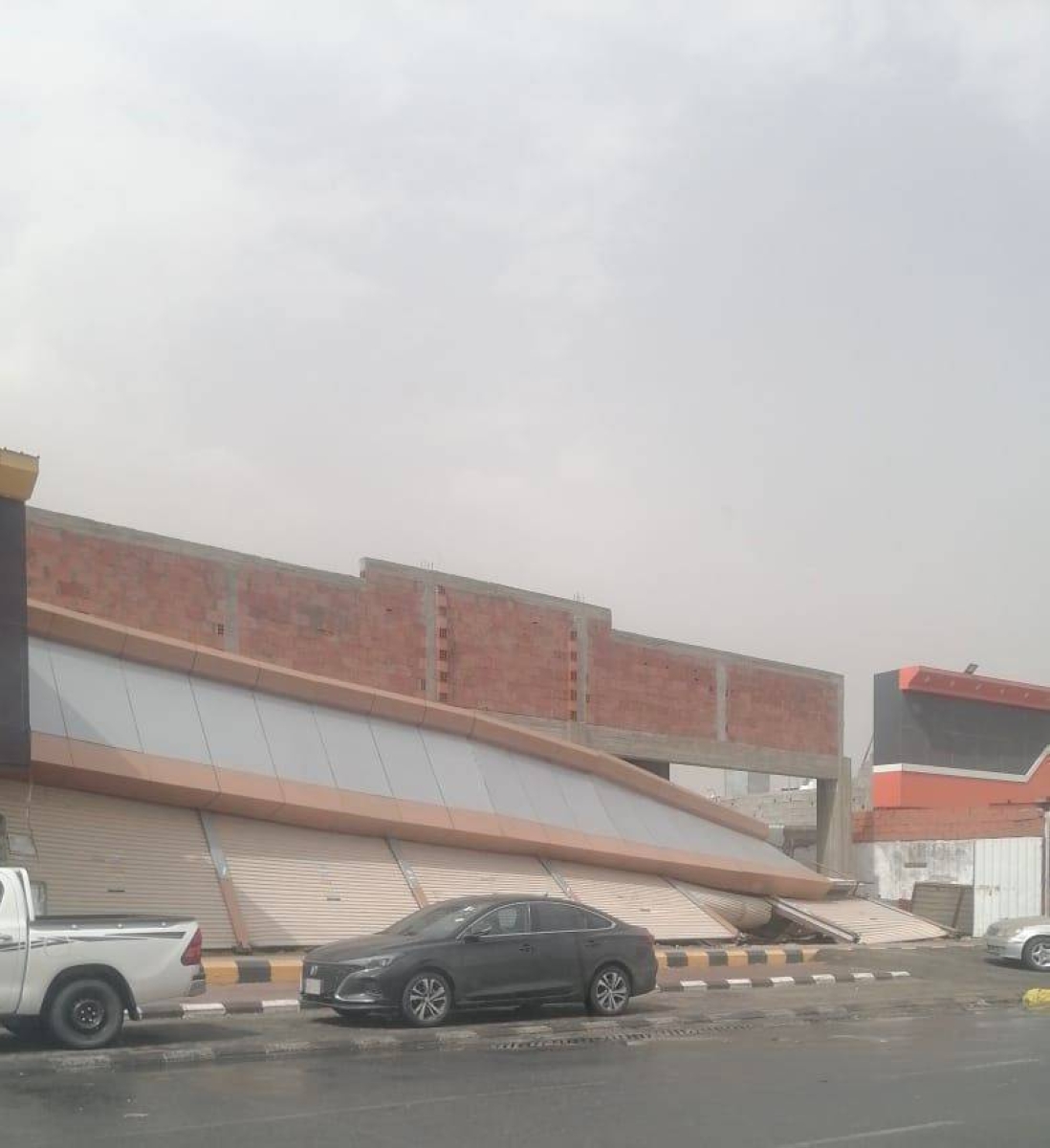 أمطار غزيرة وعوالق ترابية تهدد محافظة الجموم