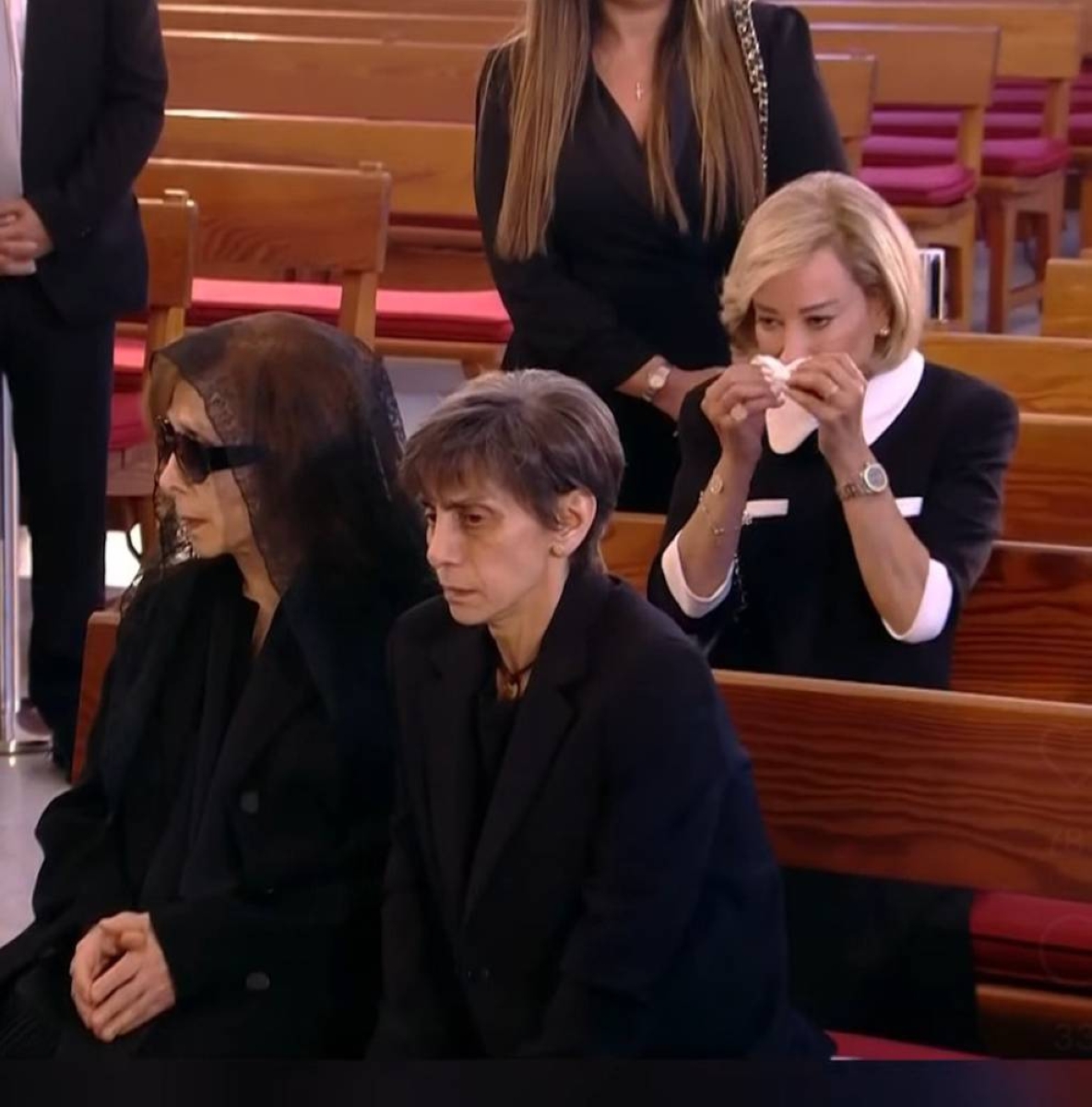 وداع زياد الرحباني: دموع فيروز وهتاف الجمهور