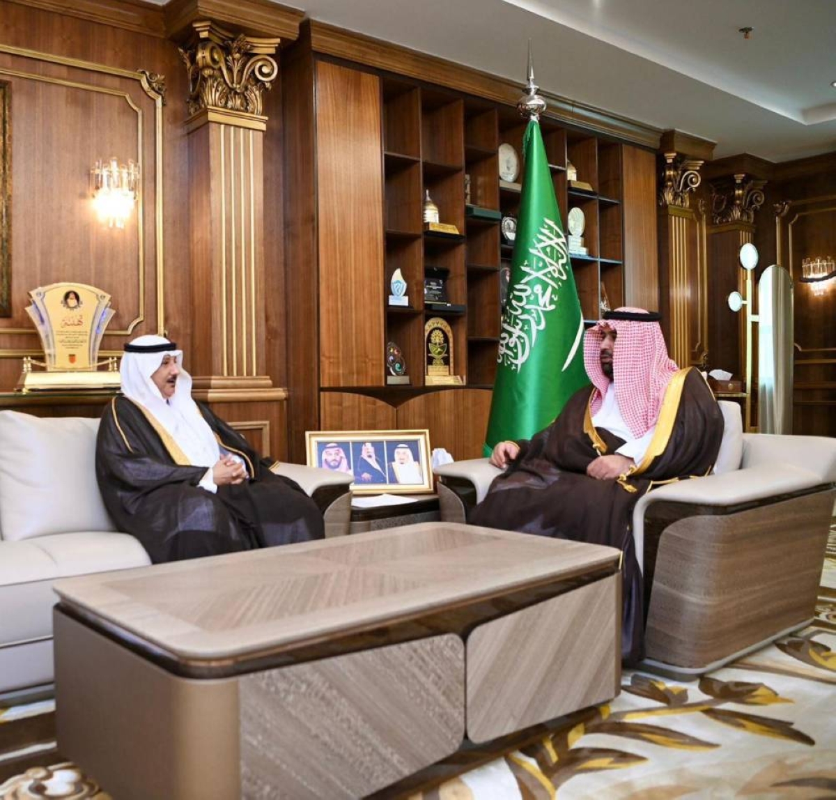 أمير جازان يبحث تعزيز التعاون مع مركز الإنتاج الإعلامي