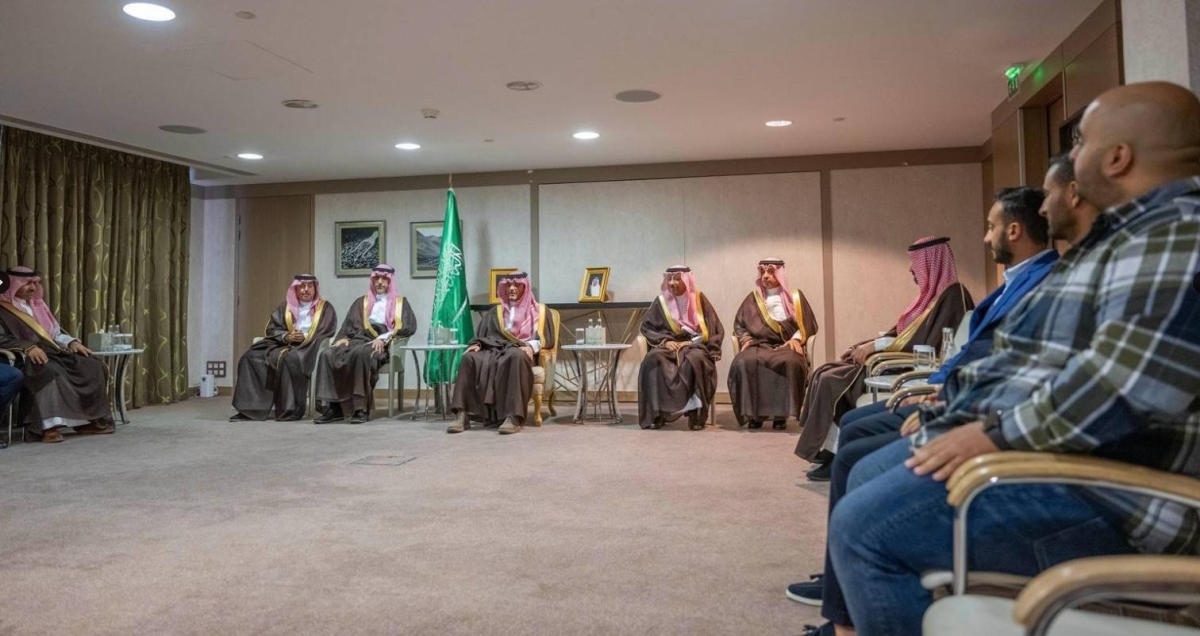 عبدالعزيز بن سعود يلتقي مبتعثي الوزارة في فرنسا