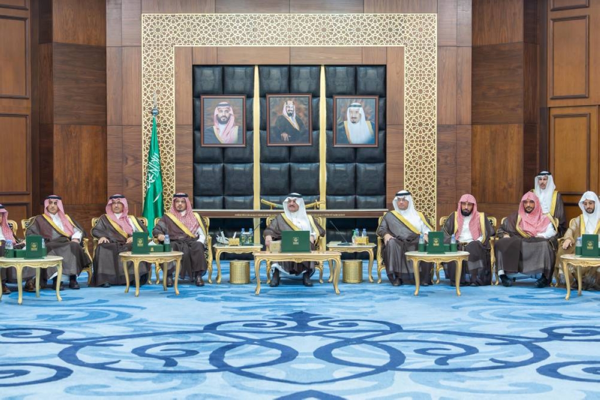 أمير الشرقية يلتقي منسوبي أمانة الأحساء لتعزيز التعاون