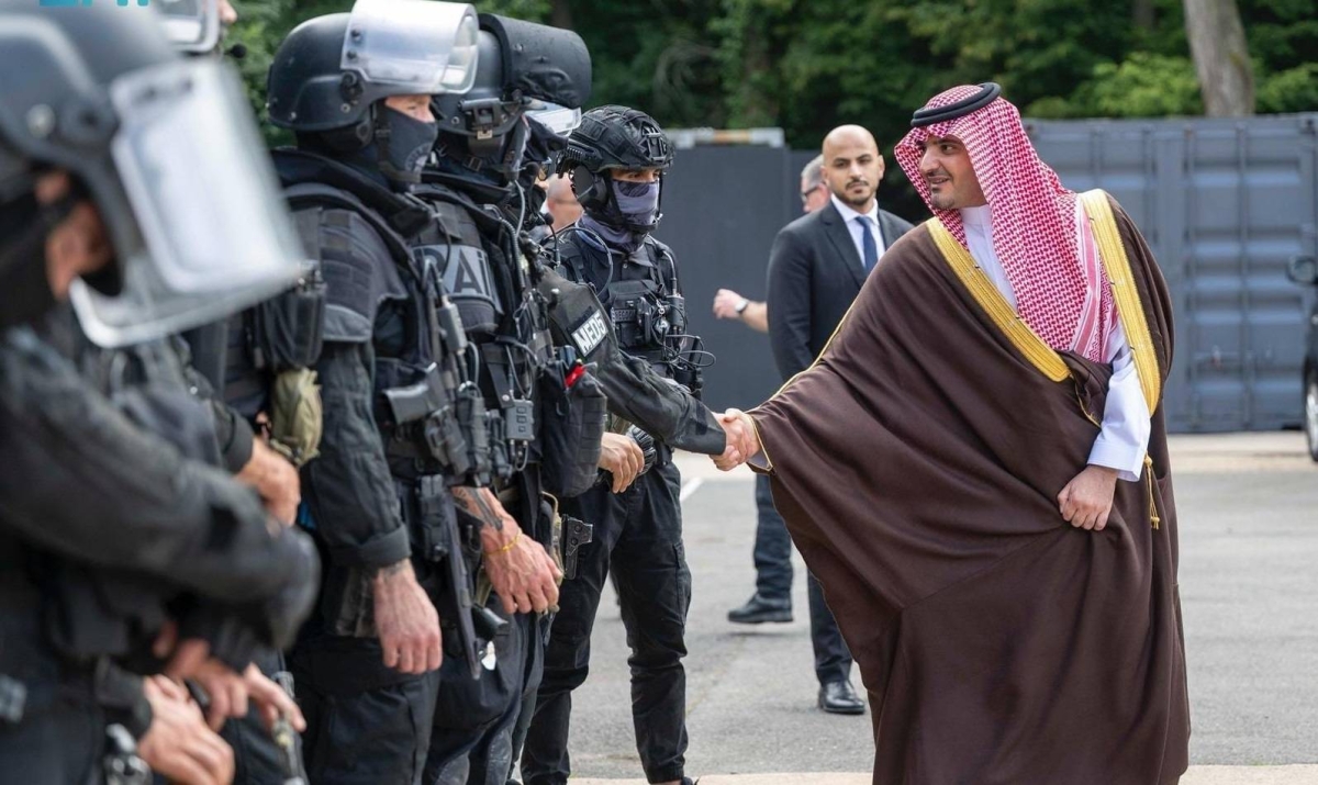 زيارة الأمير عبدالعزيز لمركز عمليات شرطة باريس