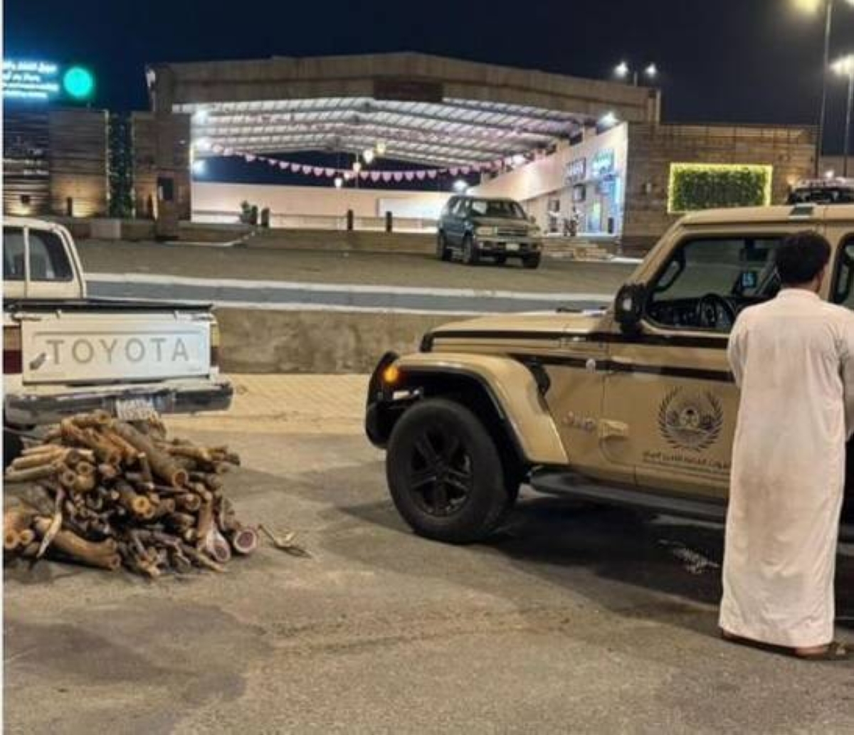 ضبط مخالف لاستخدام الحطب المحلي في عسير تجارياً
