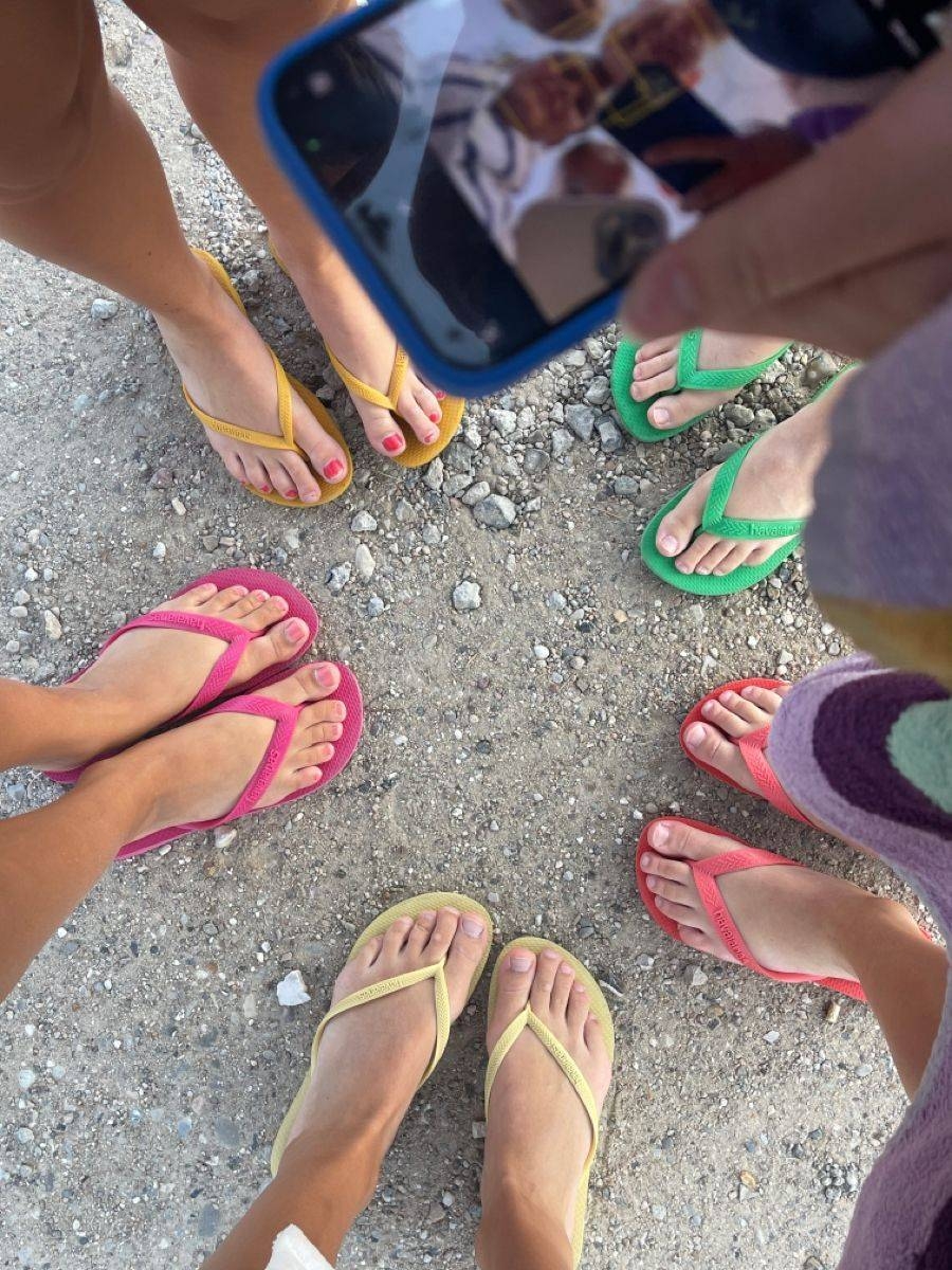 "الـ Flip-Flops: من الشاطئ إلى أيقونة الأناقة الصيفية"
