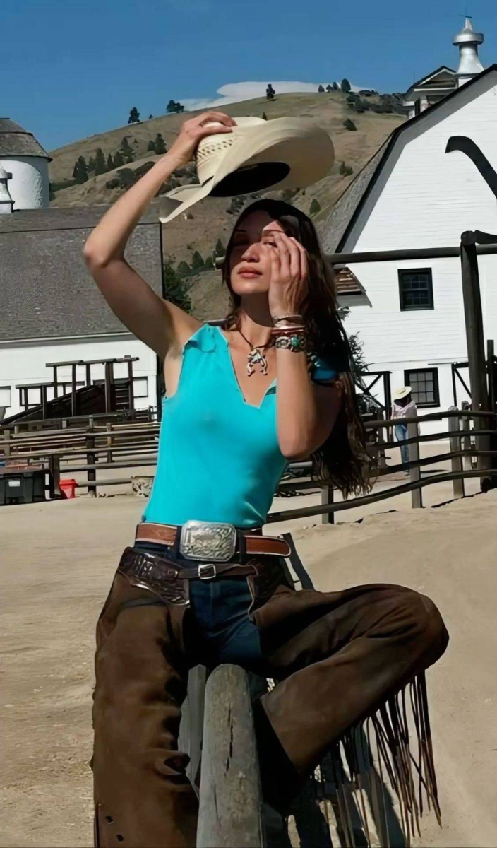 بيلا حديد تُطلق صيحة Ranch Girl Summer الريفية