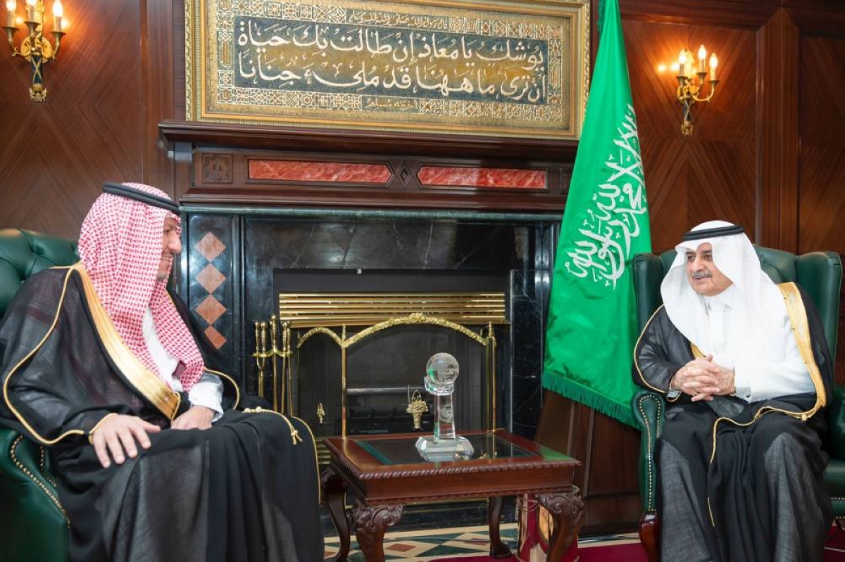 أمير تبوك يلتقي رئيس هيئة مكافحة الفساد لتعزيز الشفافية