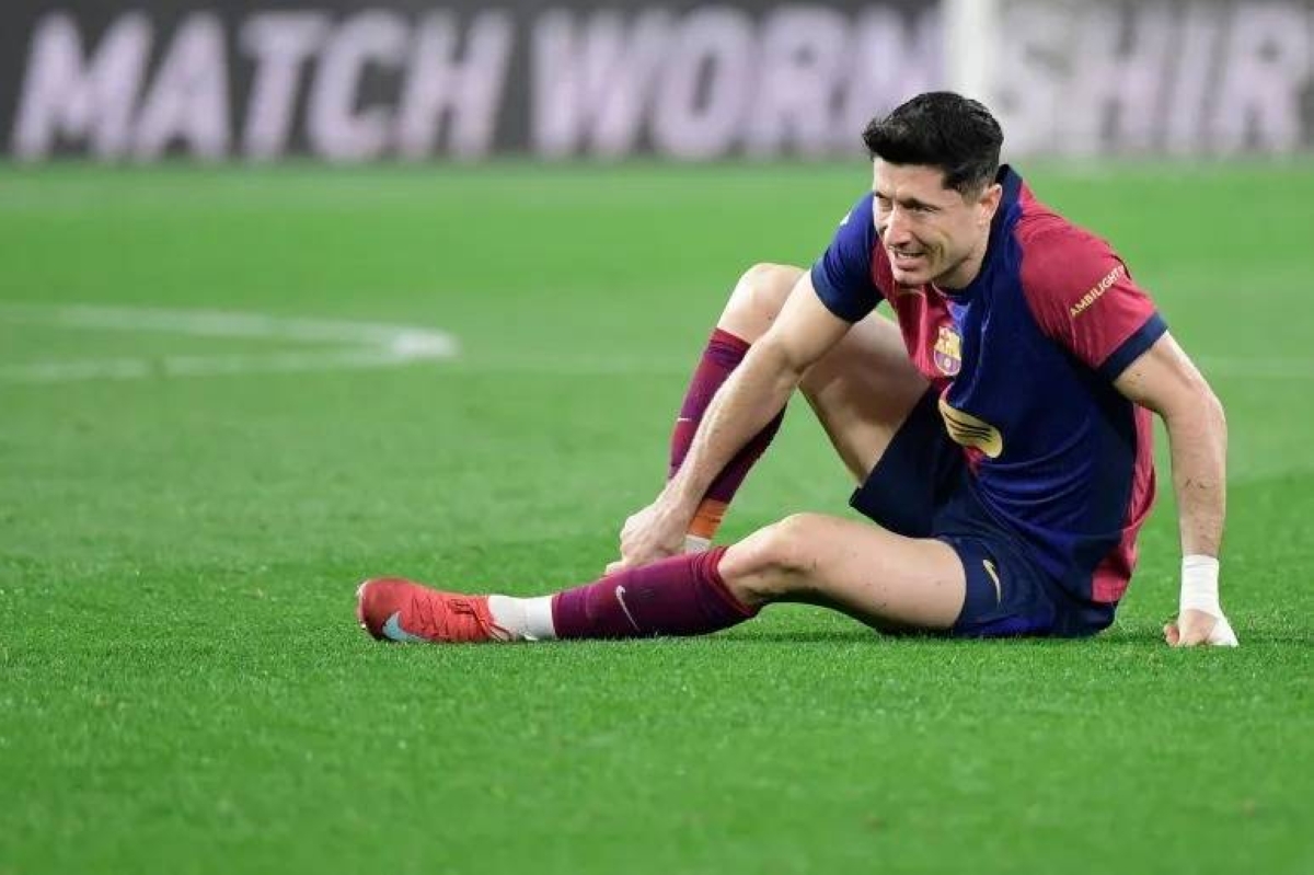 إصابة ليفاندوفسكي تبعده عن كأس جوان غامبر برشلونة