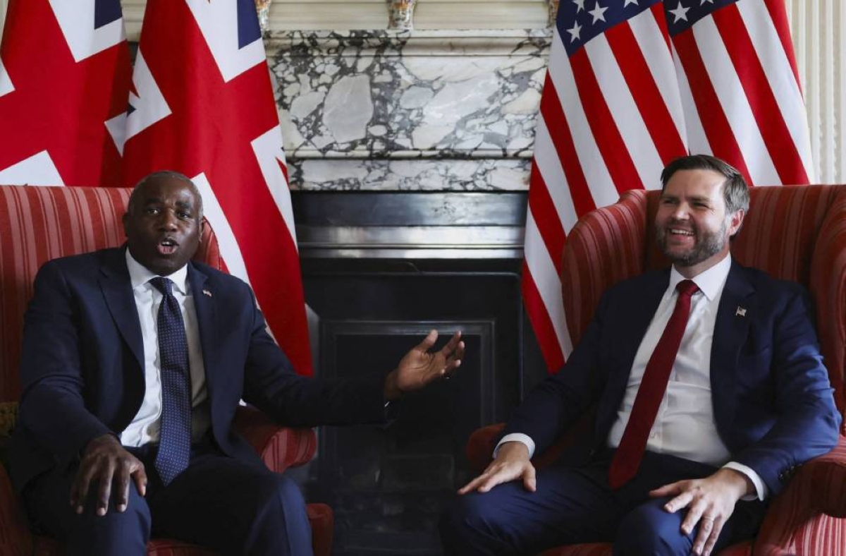 بريطانيا تستضيف اجتماعاً حول قمة بوتين وترمب وسط قلق أوروبي