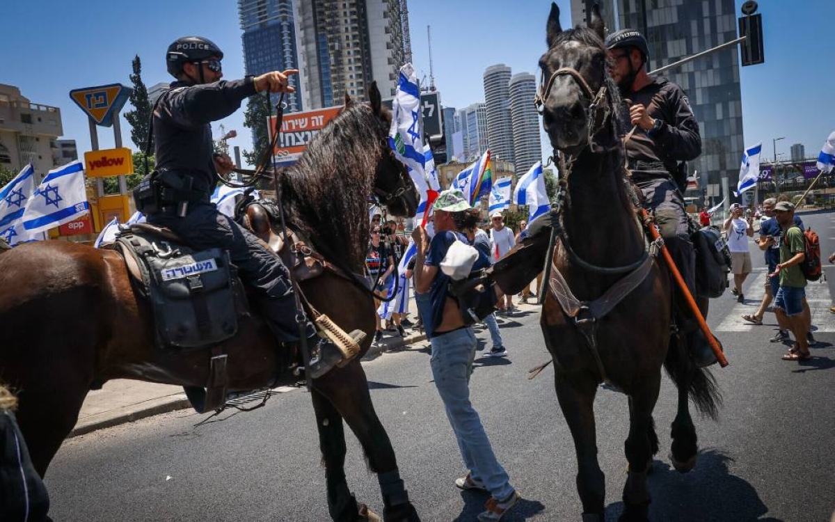 اشتباكات عنيفة بين الشرطة والمتظاهرين في تل أبيب