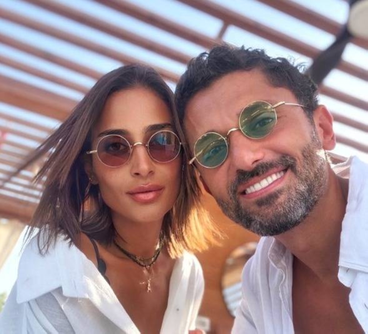 كريم محمود عبد العزيز ينفي شائعات الانفصال برسالة لزوجته