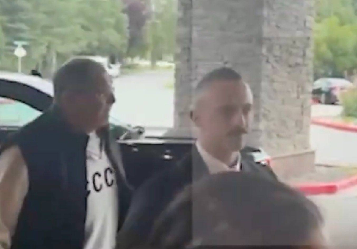 قميص CCCP يثير الجدل قبل قمة ترمب وبوتين