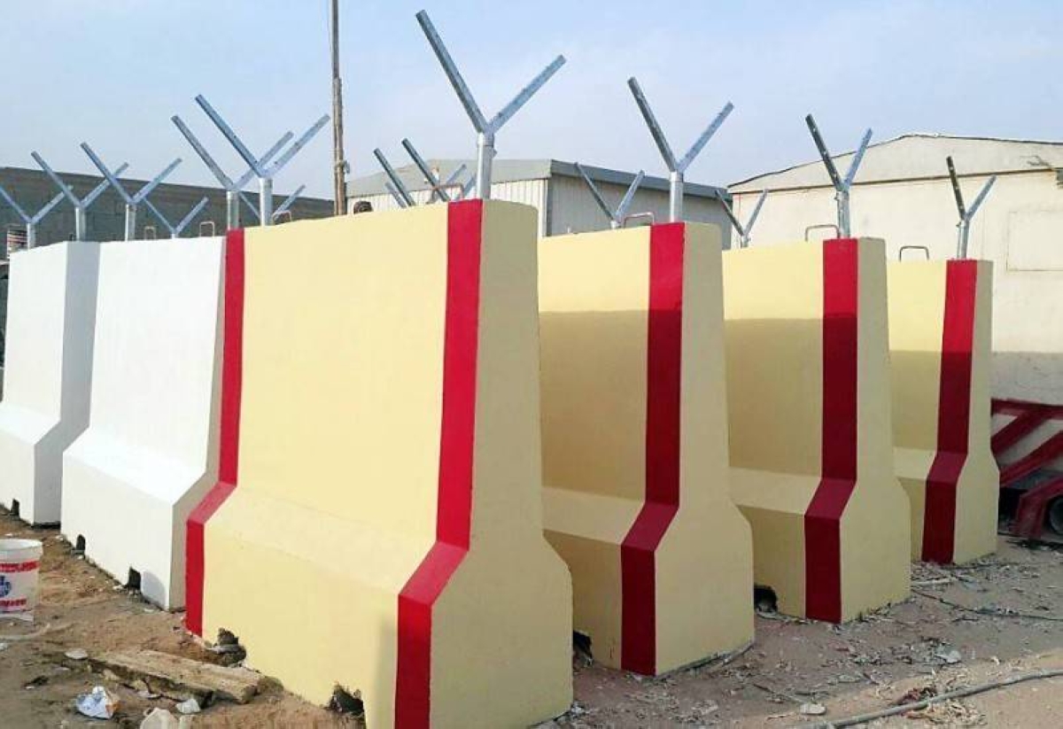 إلزام المقاولين بتركيب ألواح علوية للحواجز الخرسانية