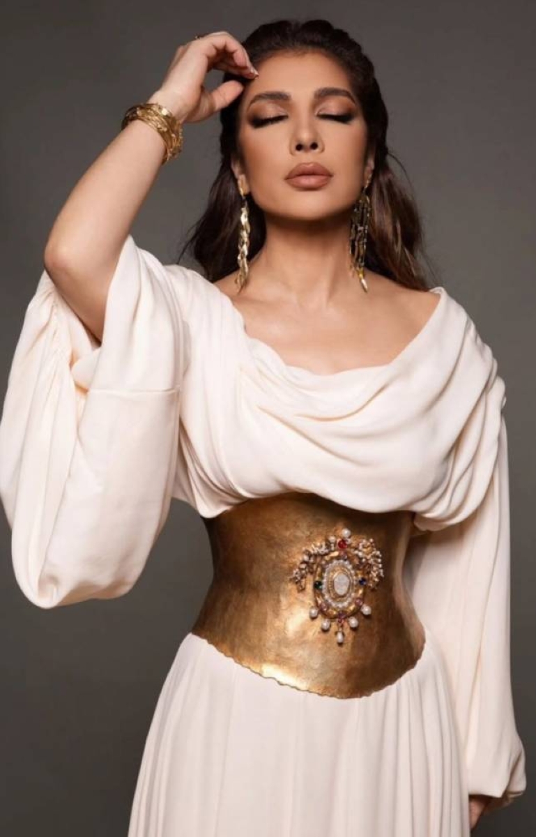 أصالة نصري تتألق بالأزرق الملكي والكورسيه الذهبي