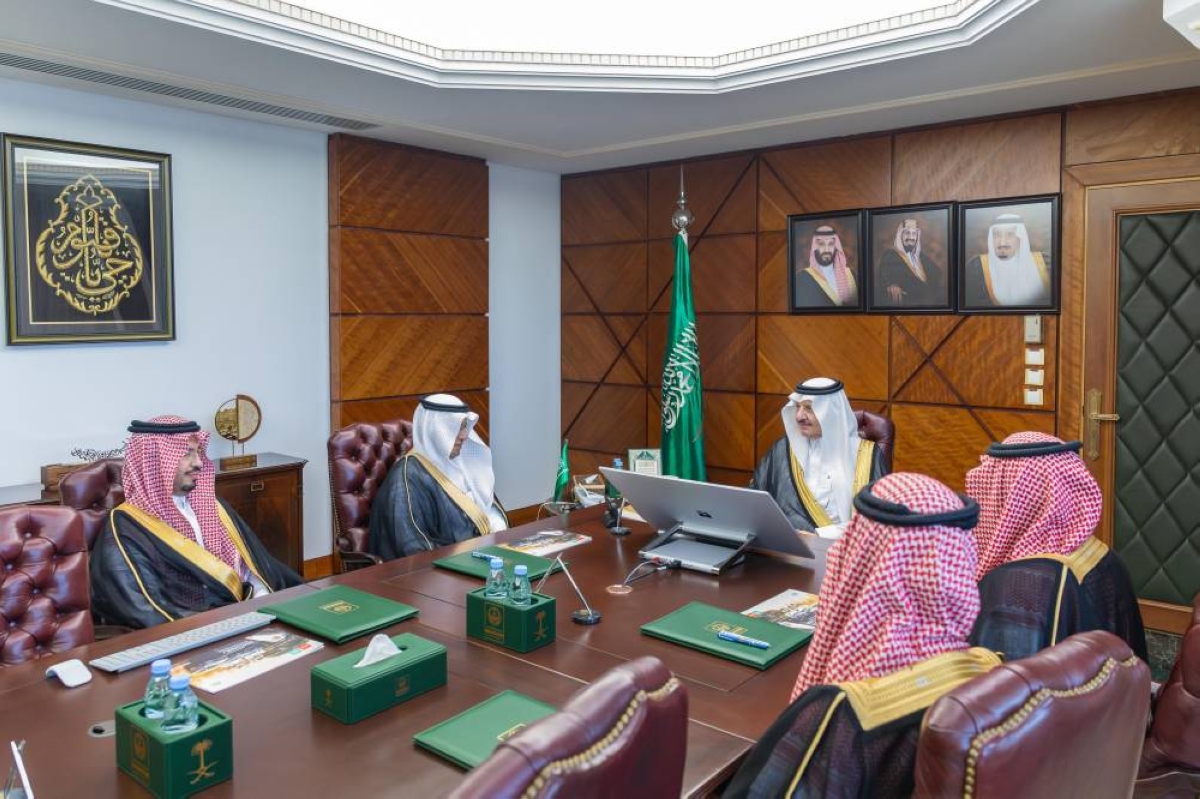 أمير الشرقية يوزع 10 سيارات للأيتام بجمعية بناء