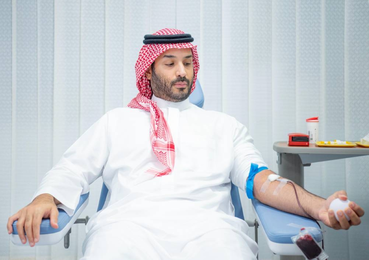 ولي العهد يطلق حملة التبرع بالدم ويتبرع شخصياً