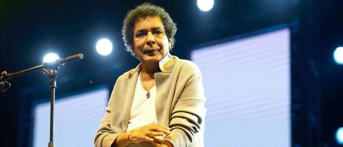 محمد منير يطمئن جمهوره بعد التعافي من الوعكة الصحية