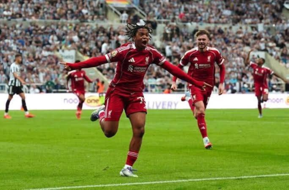 ليفربول ينتزع فوزاً مثيراً من نيوكاسل في الدوري الإنجليزي