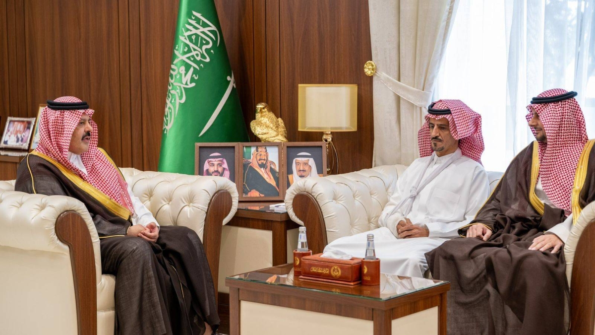 The Emir of Hail honors teacher Saud Al-Shammari for saving a school from a fire