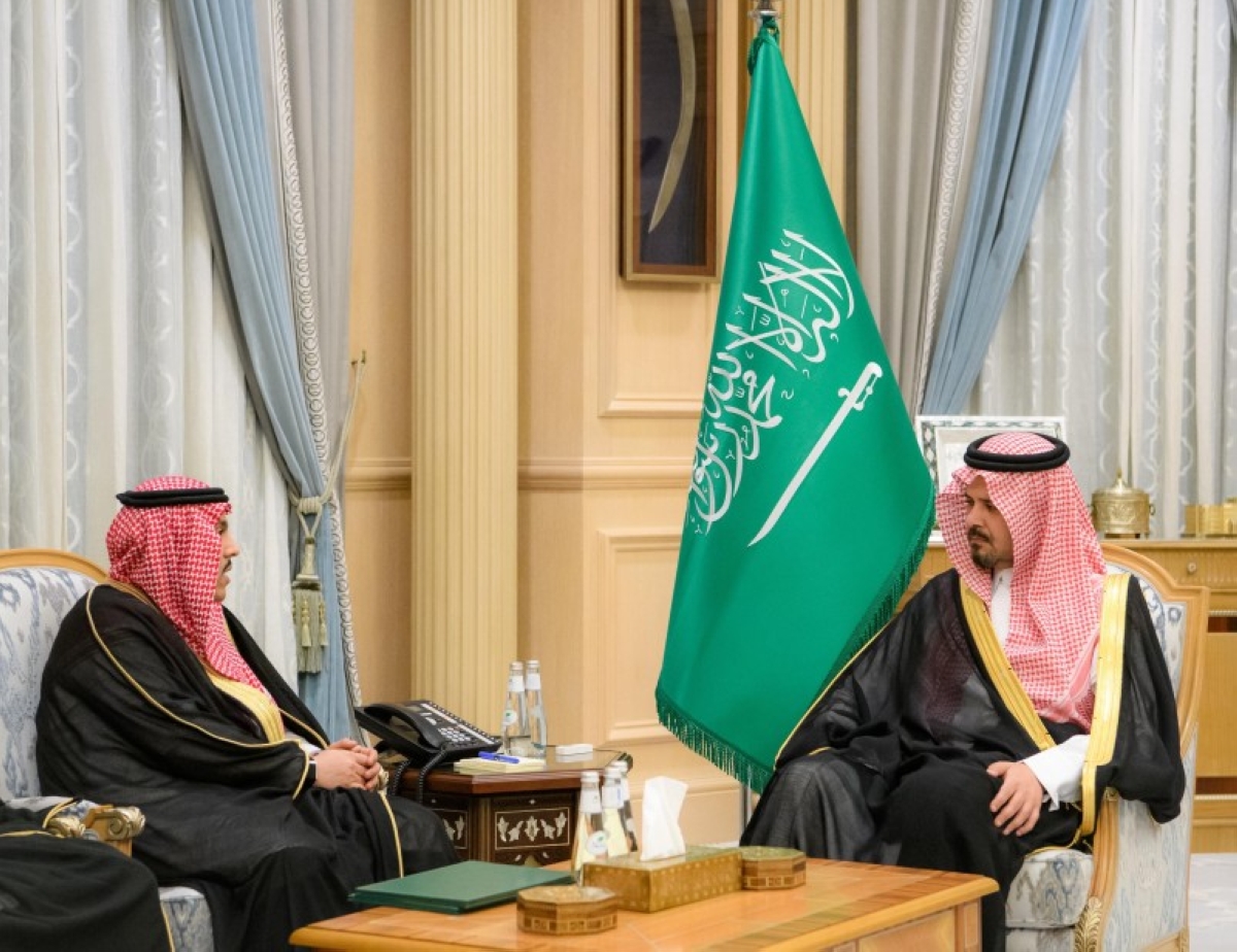 سلمان بن سلطان يستعرض مبادرات تعزيز الصحة العامة