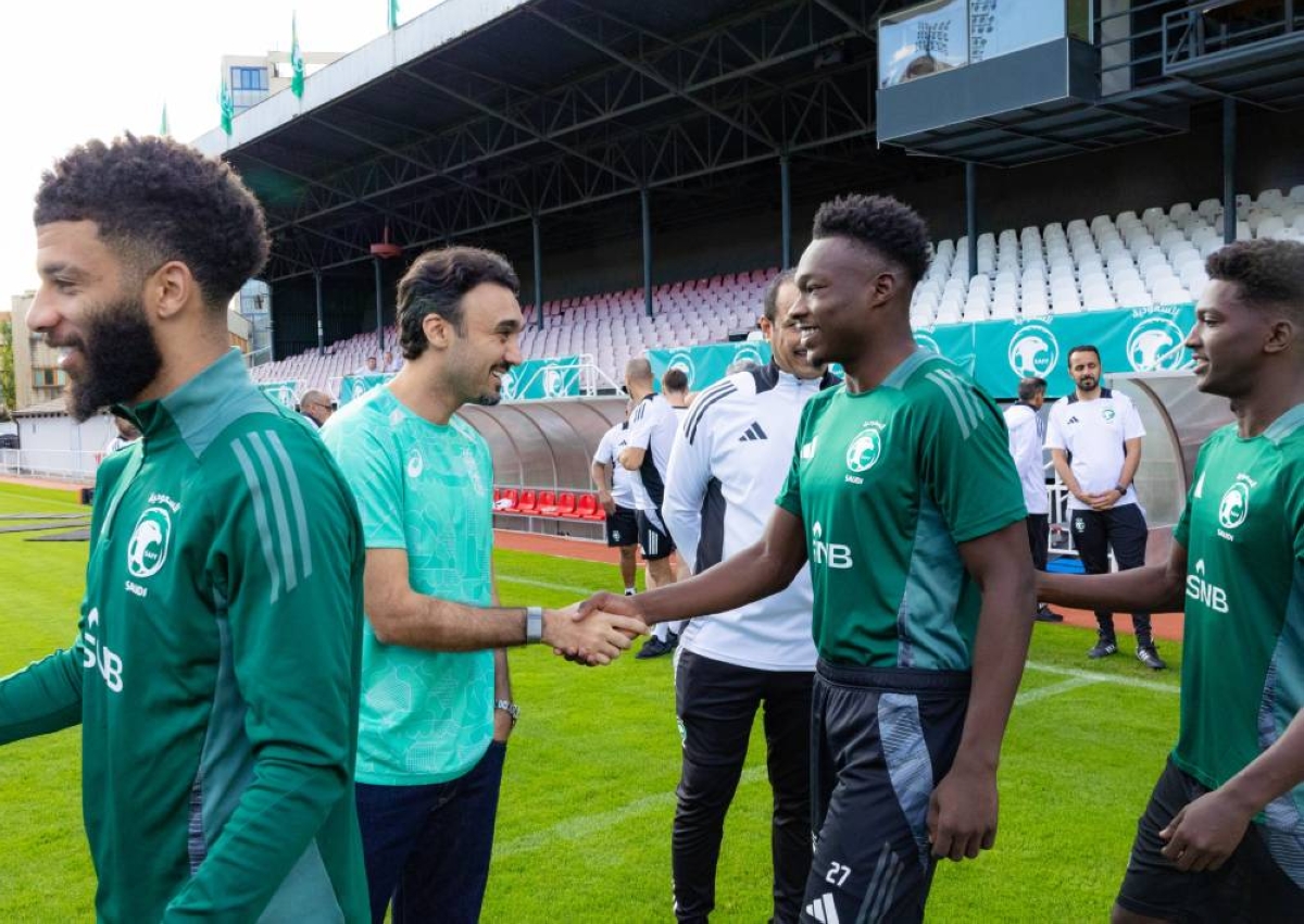 وزير الرياضة يدعم الأخضر والصقور في التشيك