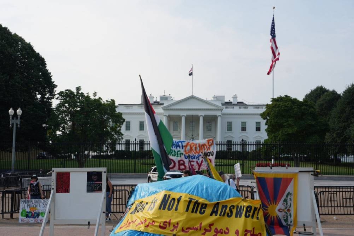 ترمب يزيل خيمة السلام التاريخية أمام البيت الأبيض