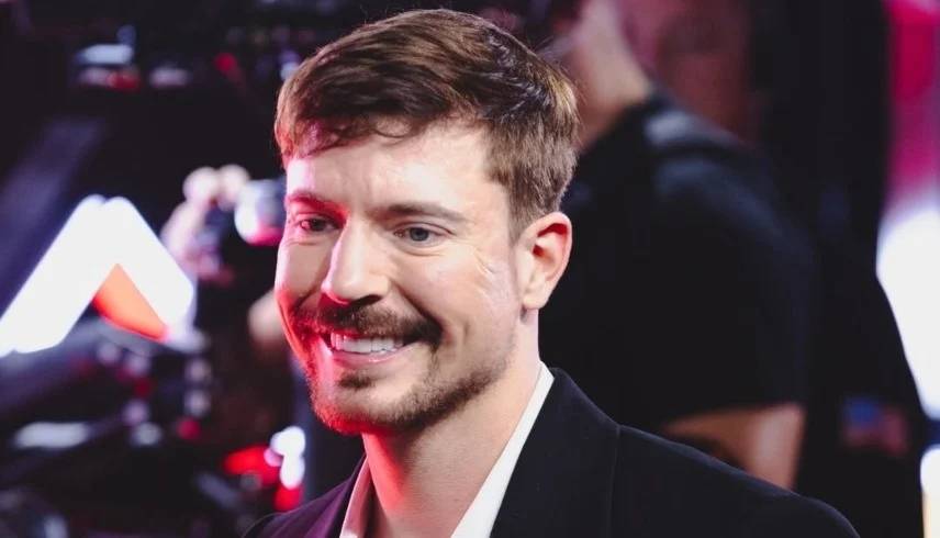 مستر بيست يشعل الجدل بمشهد جريء في جوائز MTV