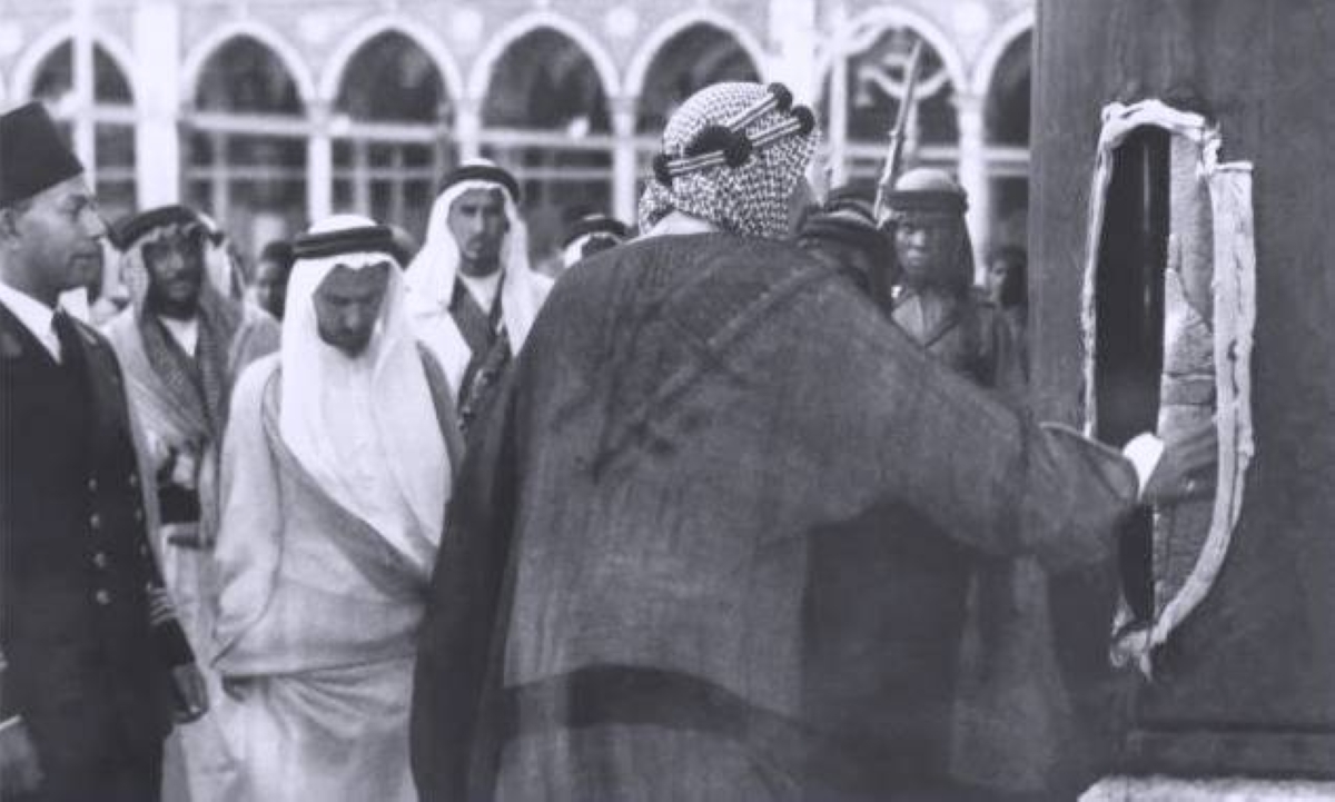 الملك عبدالعزيز يعيد قطعة الحجر الأسود المسروقة