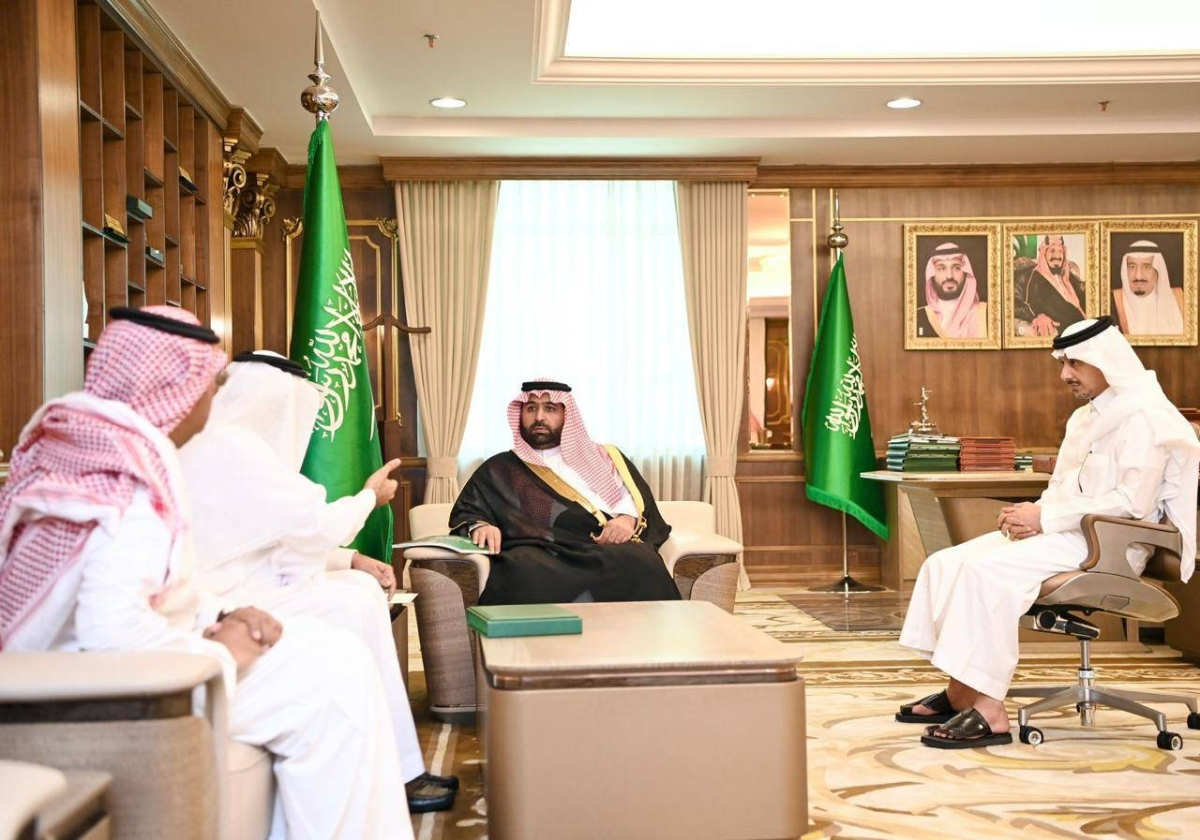 أمير جازان يستعرض تقرير لجنة مراقبة العقارات الحكومية
