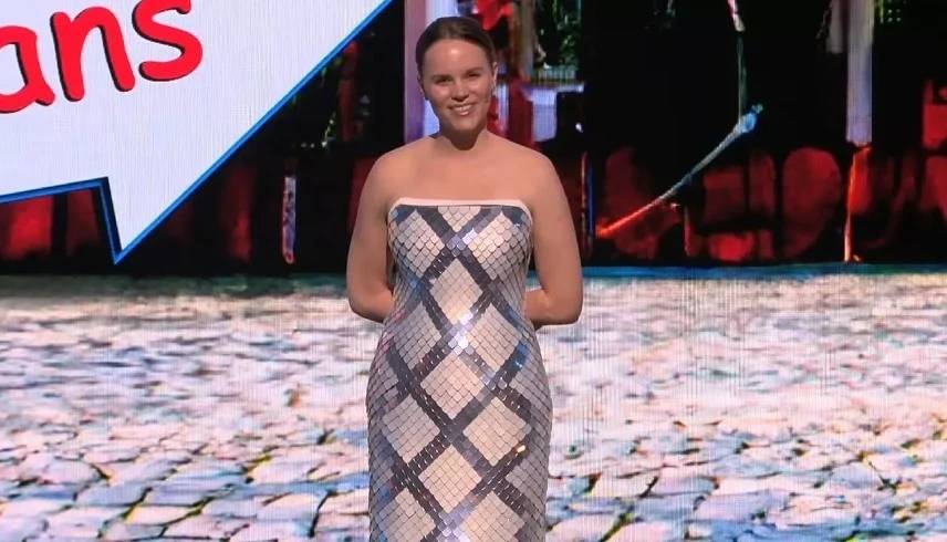 فستان رقمي يغير قواعد الموضة بتكنولوجيا مبتكرة