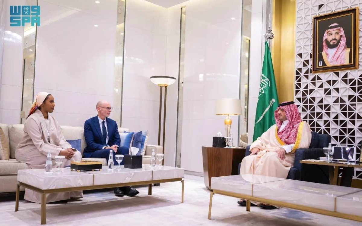 وزير الداخلية يناقش قضايا مشتركة مع سفير بريطانيا