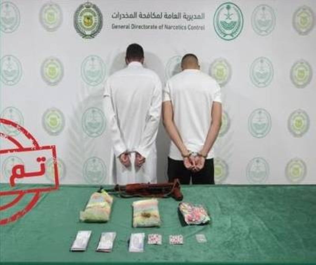 توقيف شخصين بتبوك بتهمة ترويج الحشيش والإمفيتامين