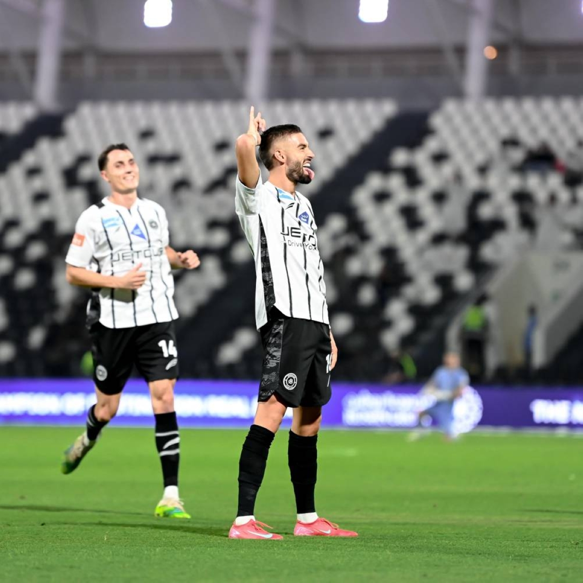 كاراسكو يقود فريقه للفوز على الحزم بأول 3 نقاط