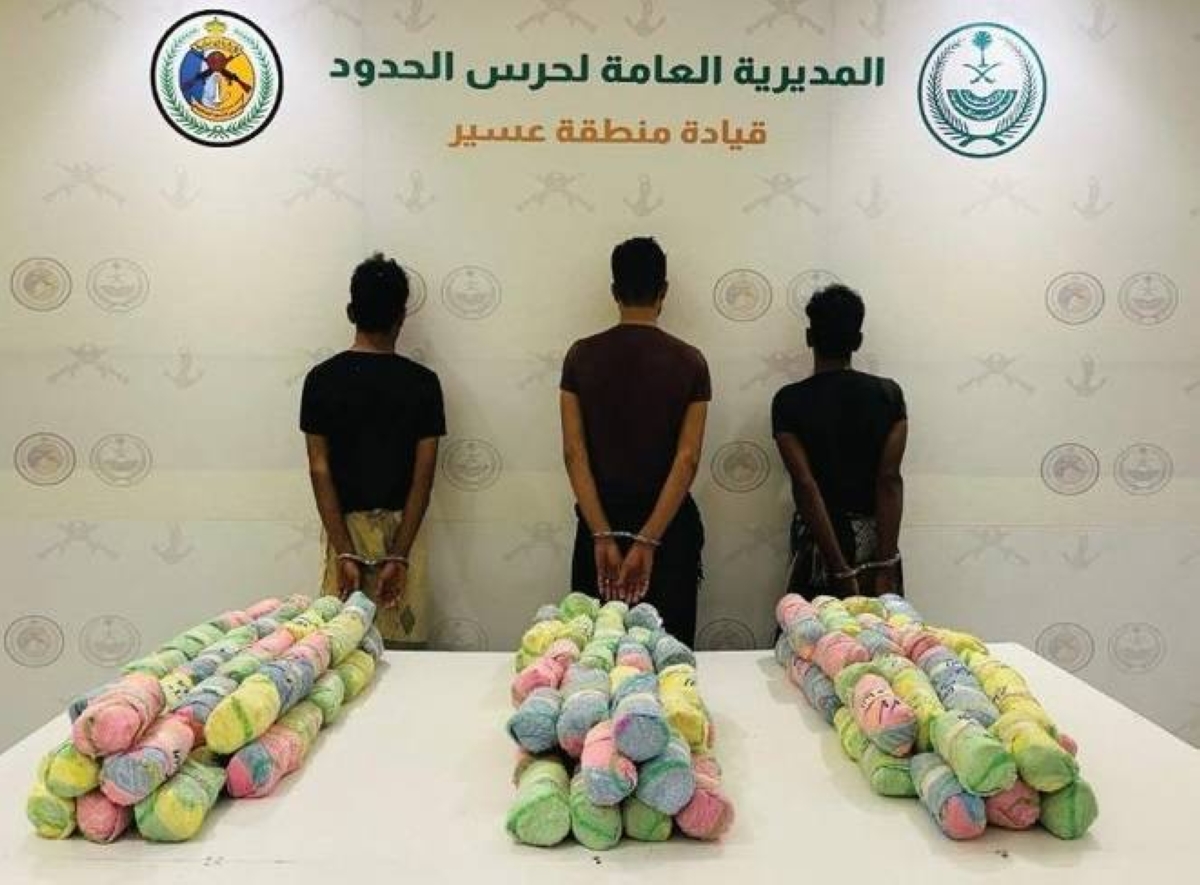 القبض على 3 مهربين و66 كجم قات في عسير