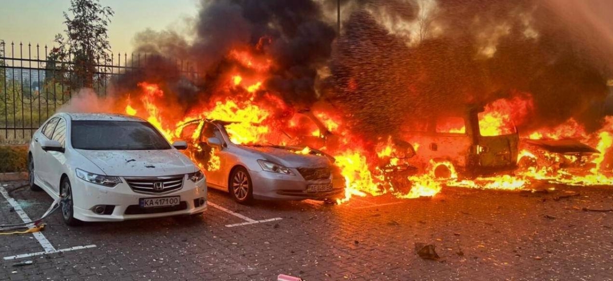 تبادل الهجمات بين روسيا وأوكرانيا وزيلينسكي يطلب دعمًا دفاعيًا