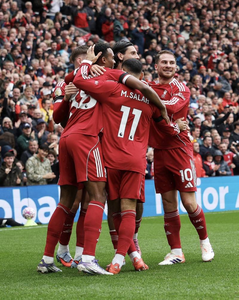 ليفربول يتصدر الدوري الإنجليزي بعد فوزه في الديربي