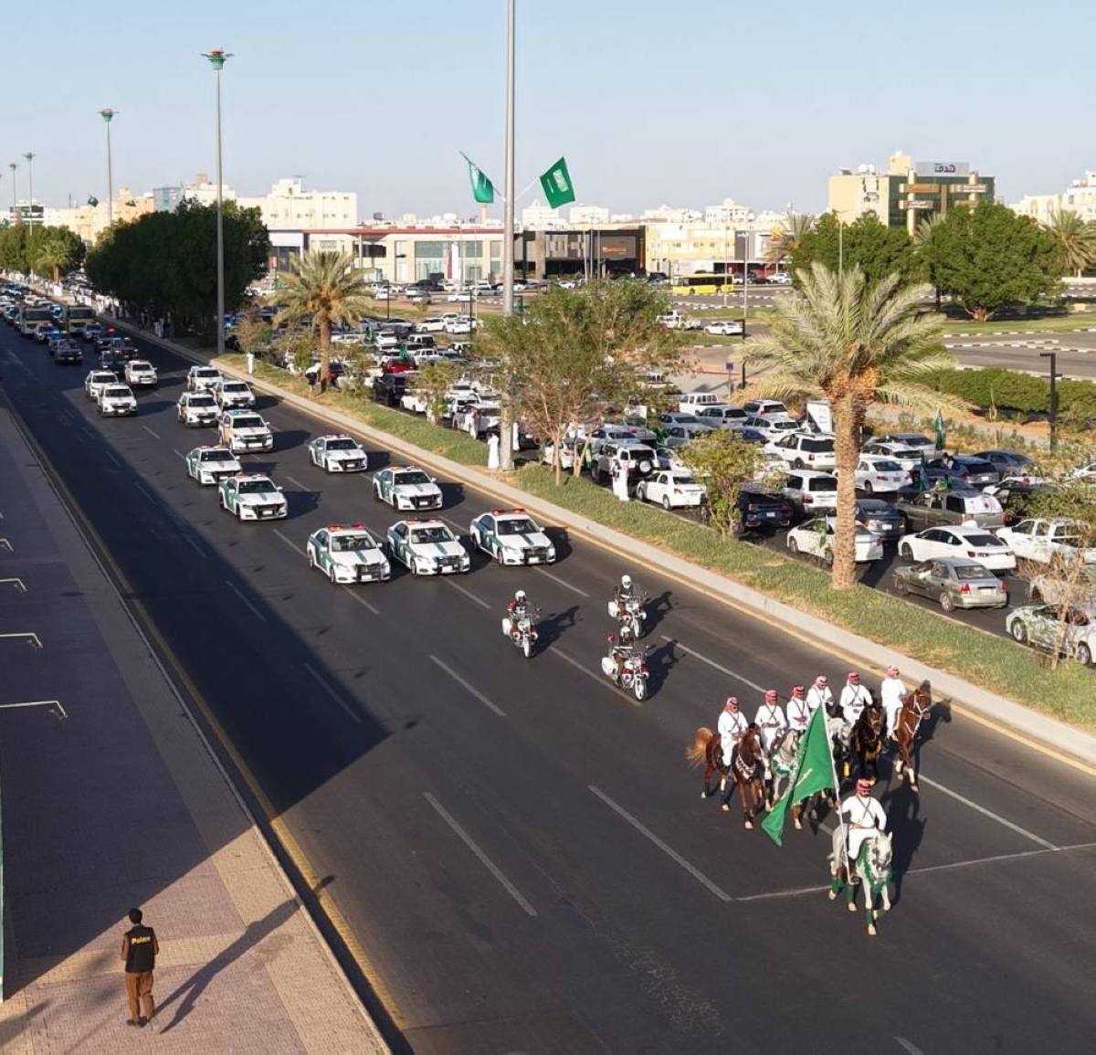 مسيرة أمنية تحتفل باليوم الوطني الـ95 في تبوك