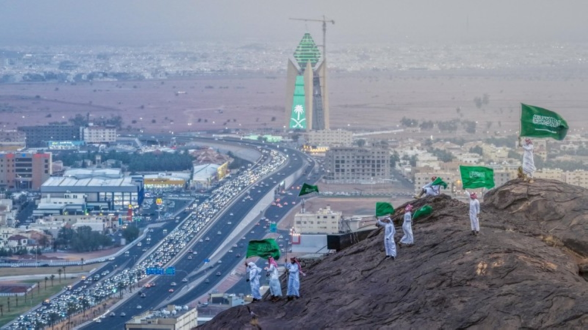 احتفالات حائل باليوم الوطني: رايات خضراء تزين قمم أجا