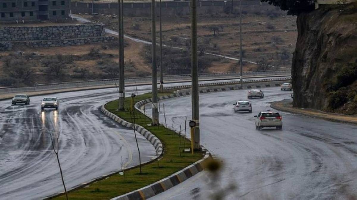 أمطار غزيرة تضرب منطقة الباحة: تحذيرات الأرصاد الجوية