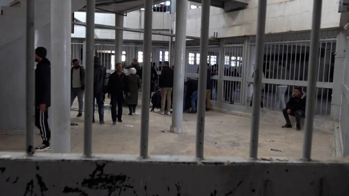 اكتشاف سجن سري في حمص واعتقال سجّان صيدنايا