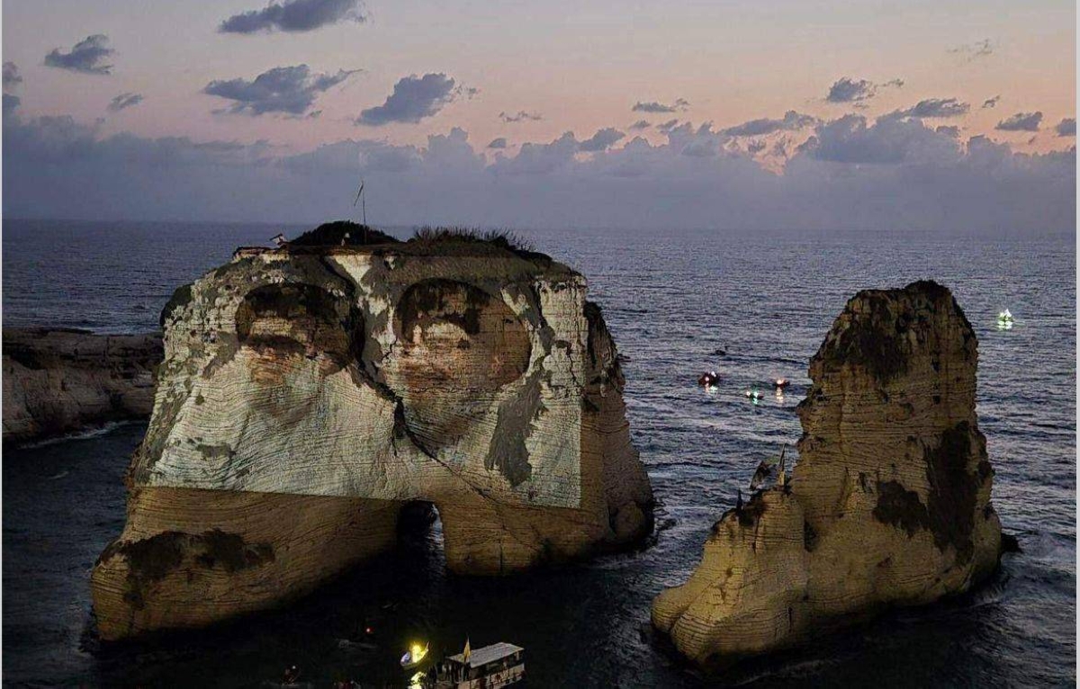 حزب الله يضيء صخرة الروشة بصور نصرالله وصفي الدين