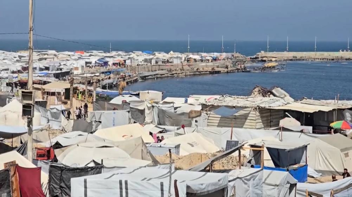 إسرائيل تخلي ميناء غزة لتدمير برج 11 طابقاً