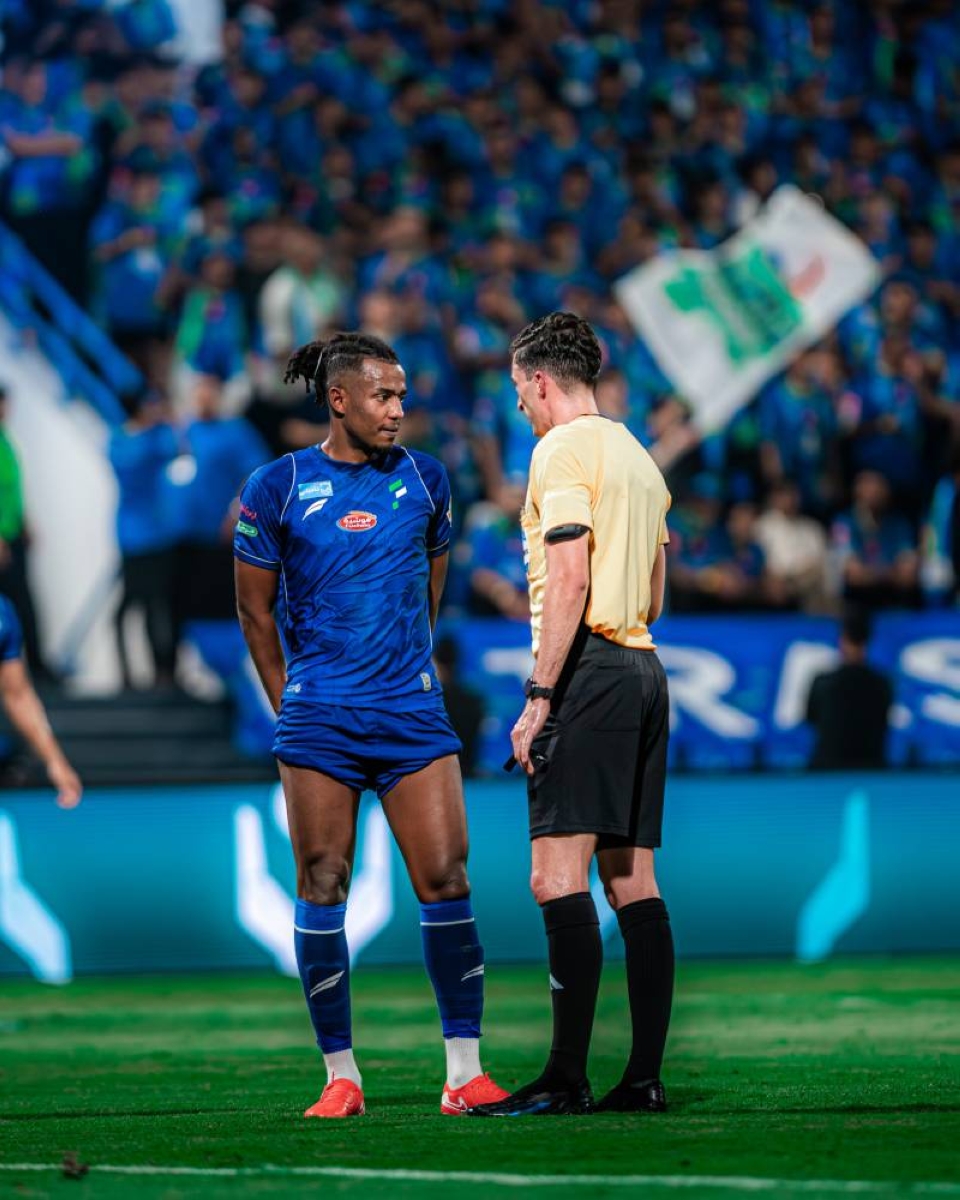 الفتح يتلقى 4 بطاقات حمراء في 5 مباريات هذا الموسم