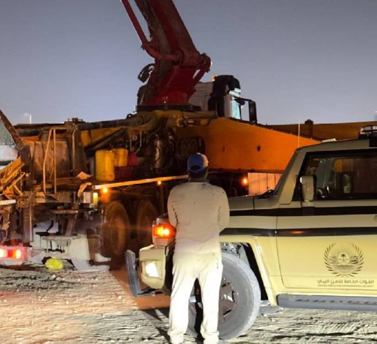 ضبط مقيم بالشرقية لتلويث البيئة بمواد خرسانية